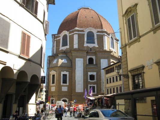 Sul retro della basilica di San Lorenzo si trova la cupola della Cappella dei Principi